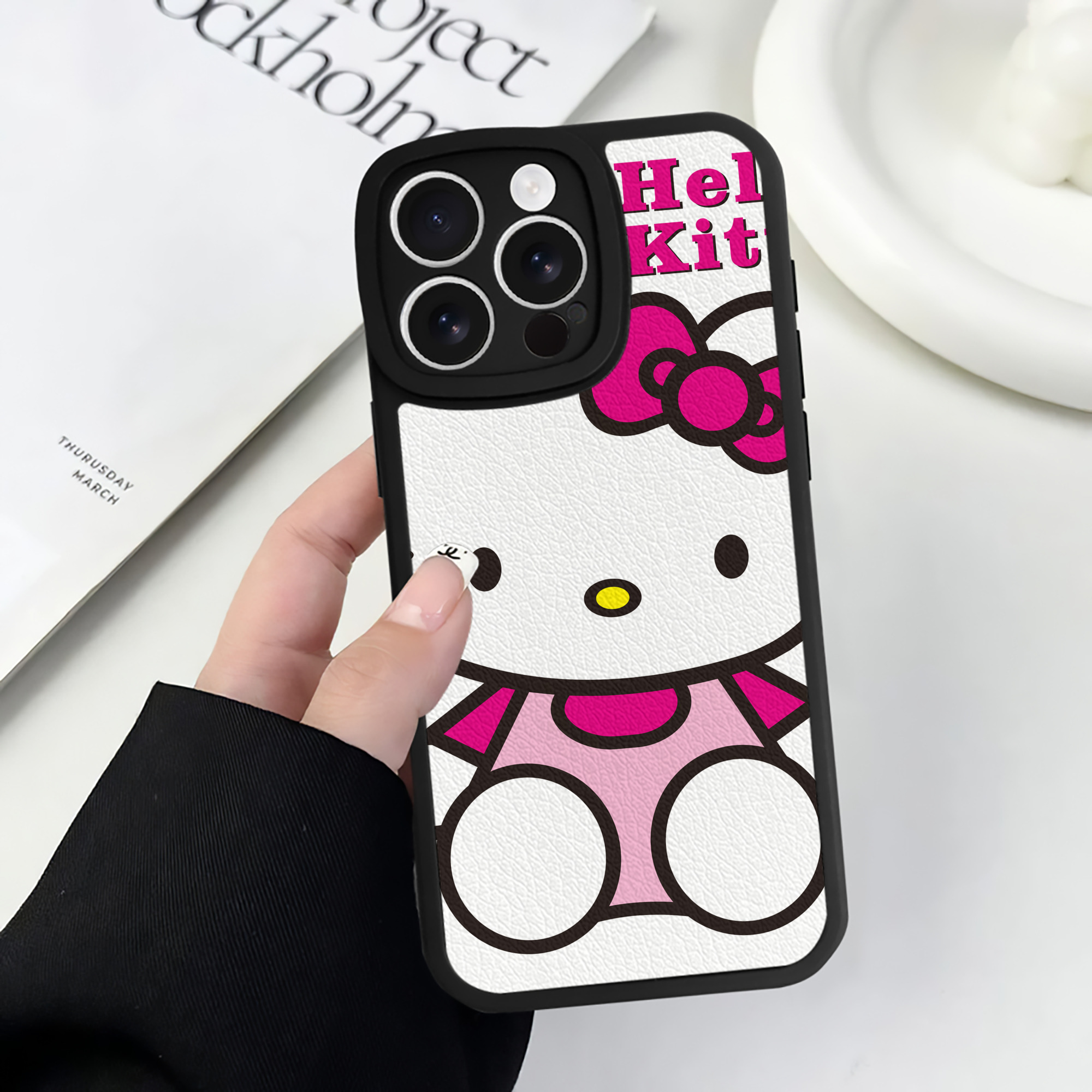 （画像用） Hello Kitty ハローキティ 【iPhone 16シリーズ対応】シリコンスマホケース（レザー調） 材質：シリコン